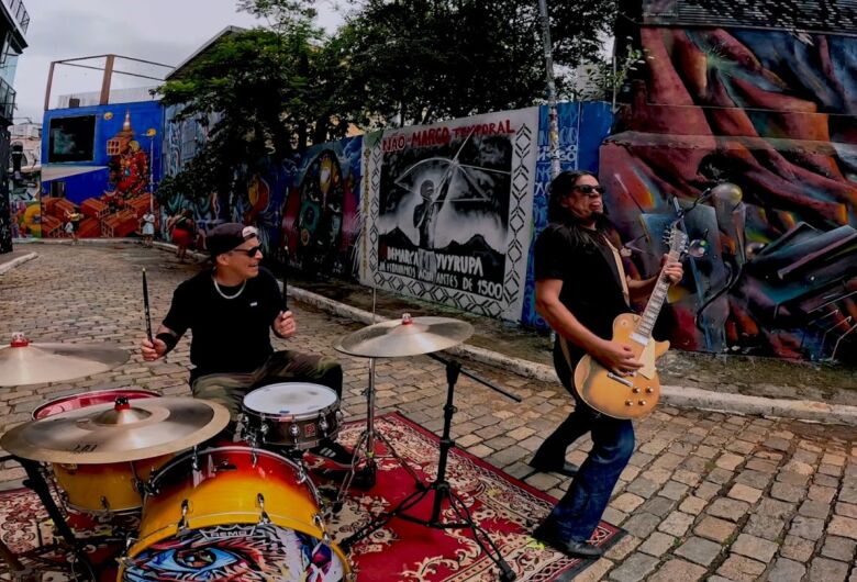 Músico de São Carlos lança video clipe com baterista da banda Tihuana