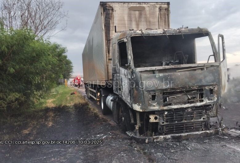 Incêndio em carreta interdita rodovia SP-330