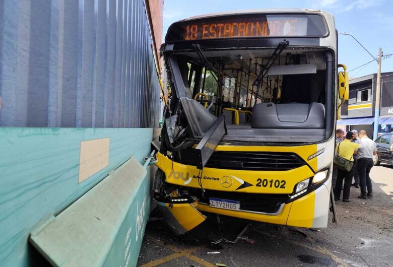 Colisão entre ônibus e trem deixa uma mulher ferida em São Carlos