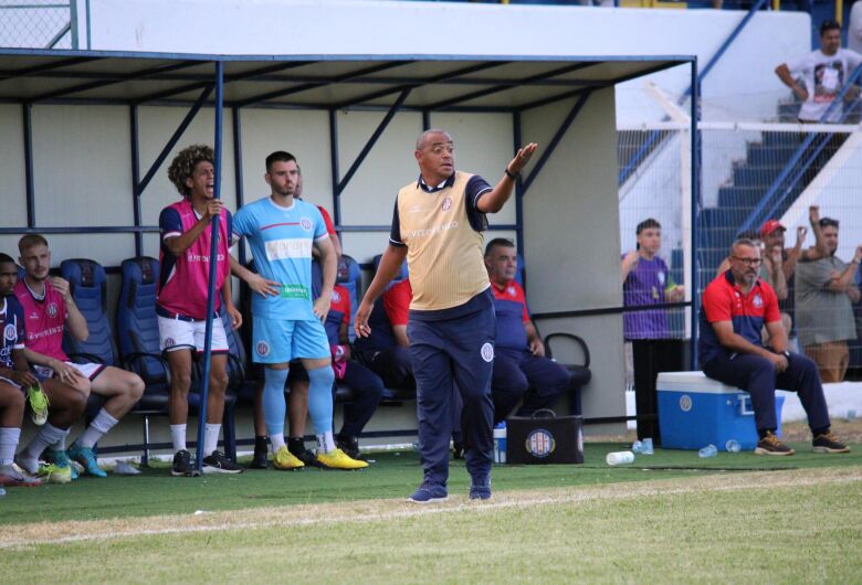 Grêmio joga pela sobrevivência na A4 e encara o Colorado