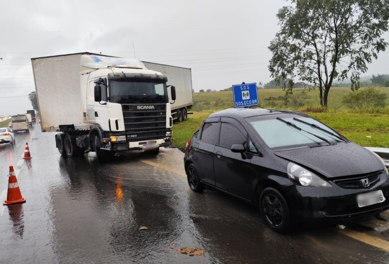Carreta fica em "L" após colidir em carro na Washington Luís 