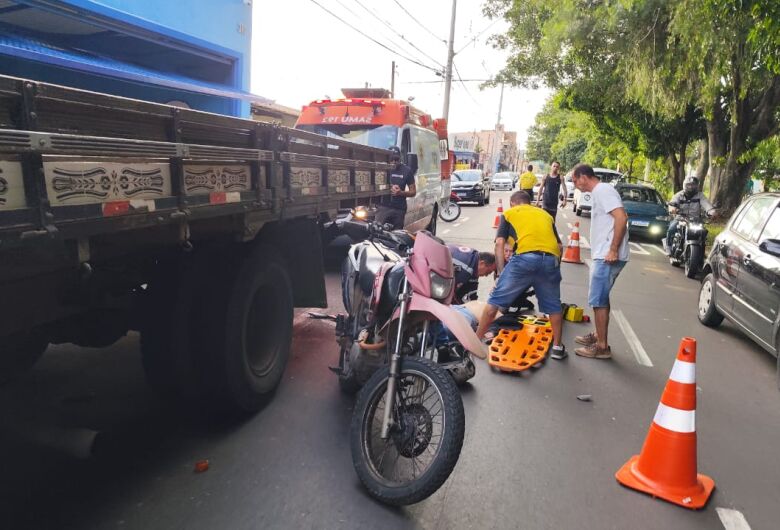 Motociclista sofre ferimentos graves e precisa ser intubado após acidente na Henrique Gregori 
