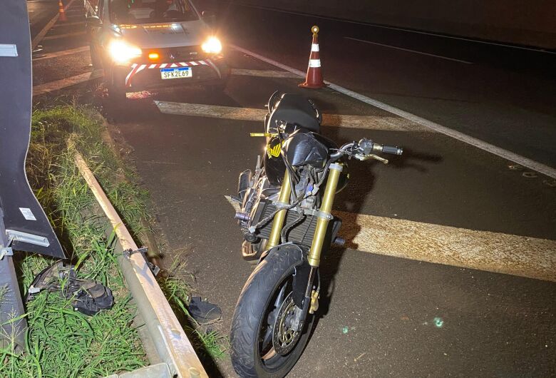 Motociclista sofre ferimentos graves após atropelar pedestre na SP-255