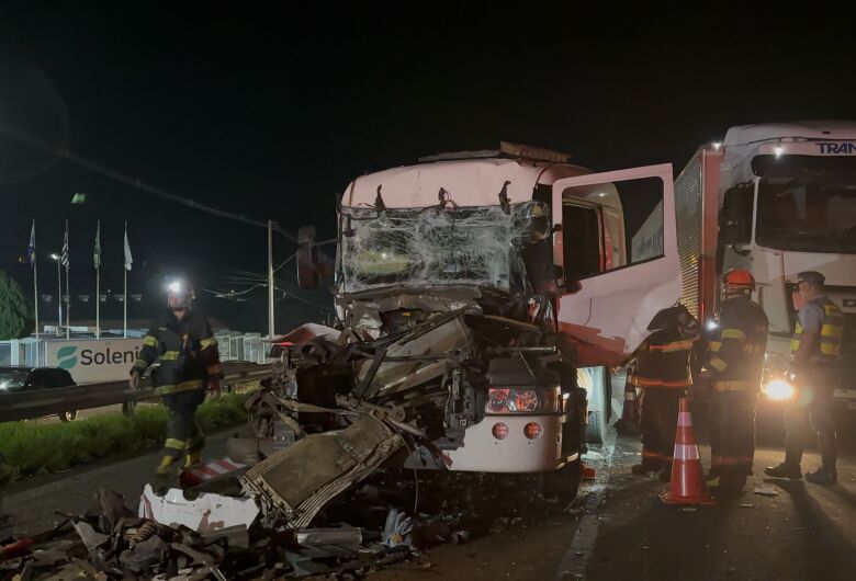 Caminhoneiro fica preso nas ferragens após colisão na Washington Luís 