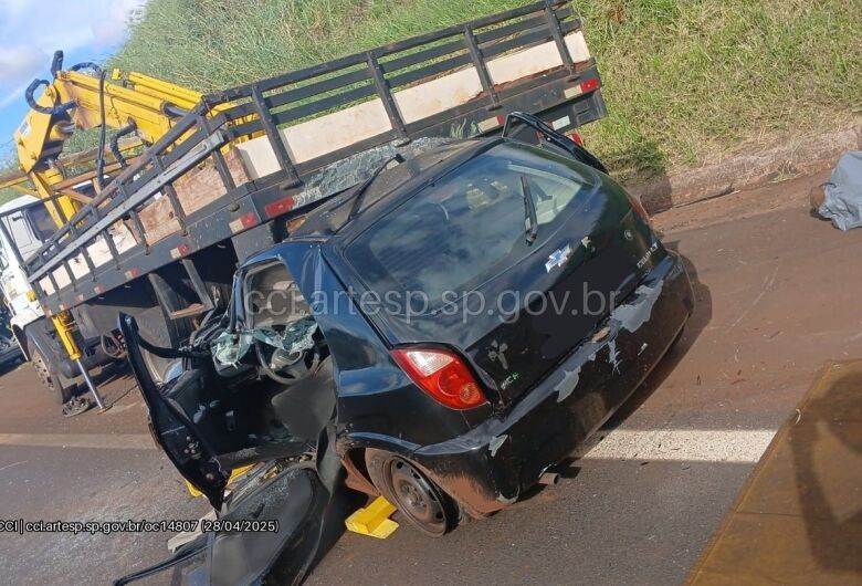 Motorista morre após colidir em caminhão parado no acostamento