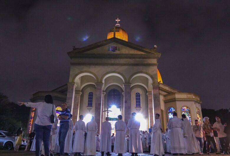 Semana Santa: fiéis lotam Catedral na celebração dos Santos Óleos