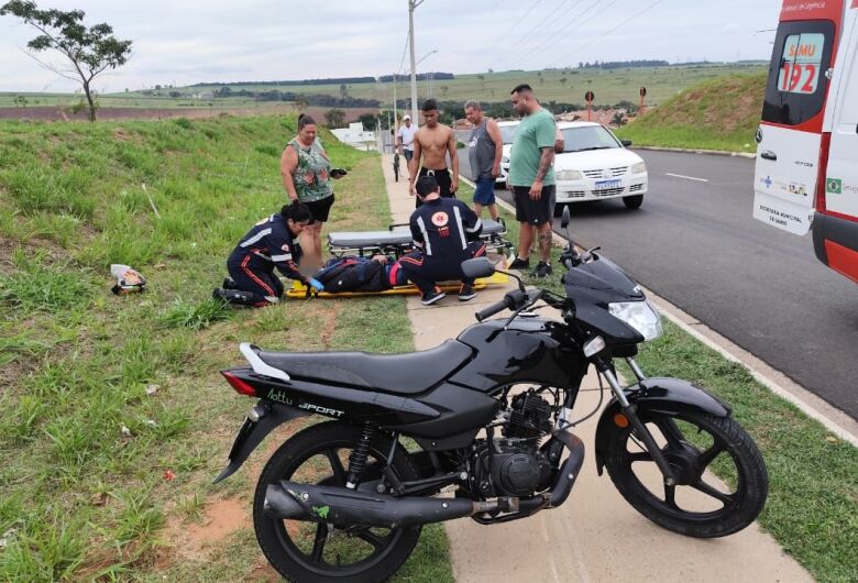 Jovem sofre fratura após queda de moto no Cidade Aracy