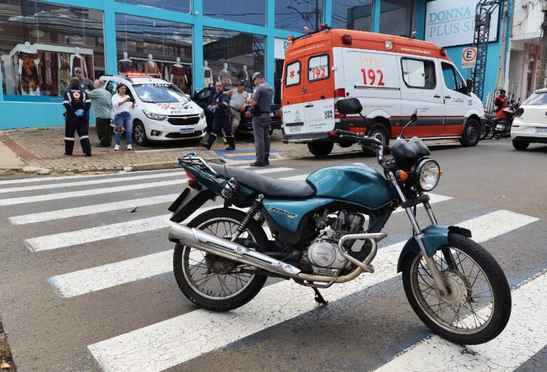 Motociclista acerta a lateral de veículo no centro de São Carlos