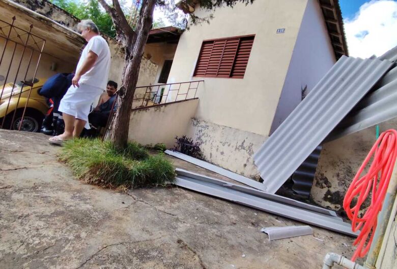 Homem cai do telhado e fratura o cotovelo