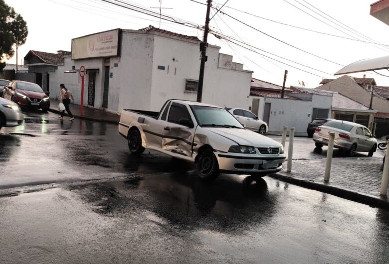 Motorista avança pare e causa colisão envolvendo quatro carros