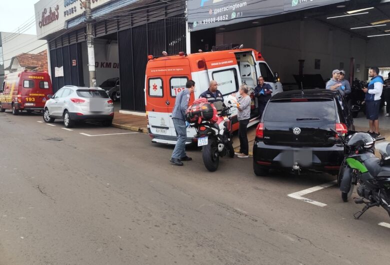Garupa fica ferida após colisão traseira na região da Praça Itália