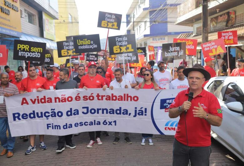 Metalúrgicos de São Carlos participam de ato pela redução de jornada sem a redução de salário em Itanhaém
