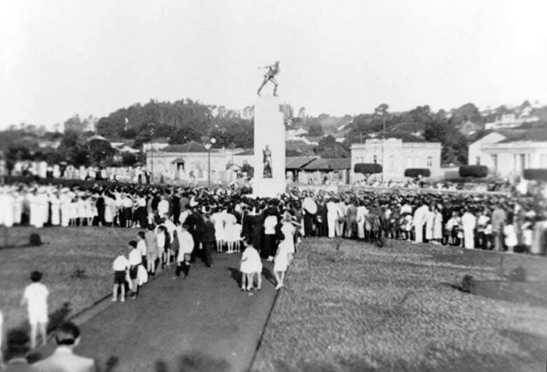 Monumento em homenagem aos voluntários completa 89 anos