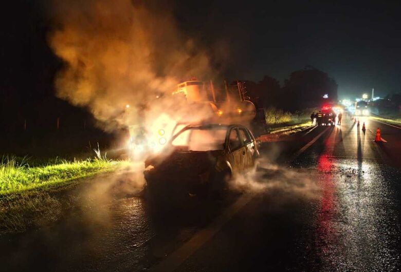 Carro é destruído pelo fogo na Washington Luís, em São Carlos 