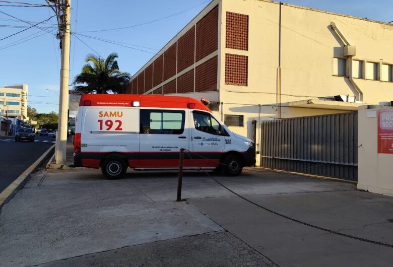 Homem é preso após agredir a esposa e ser espancado por populares 