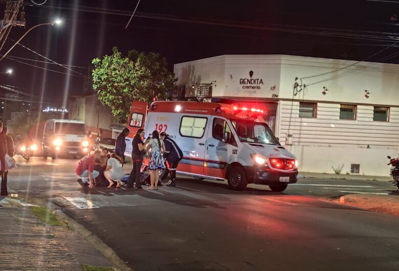 Duas jovens ficam feridas após colisão entre motos no Centro 