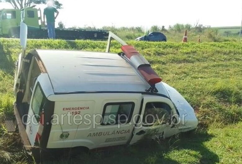 Acidente com ambulância deixa uma pessoa ferida na Washington Luís