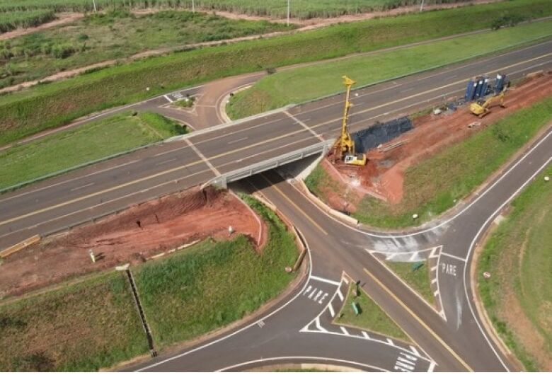 Obra na SP-318 segue em ritmo avançado e com dispositivo em fase final