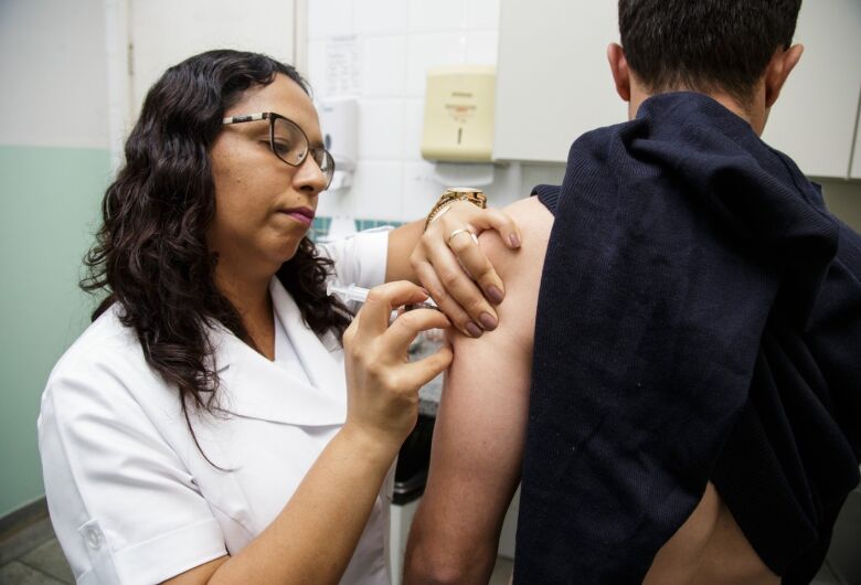 Vacinação de estudantes da rede pública acontece neste sábado; veja os locais
