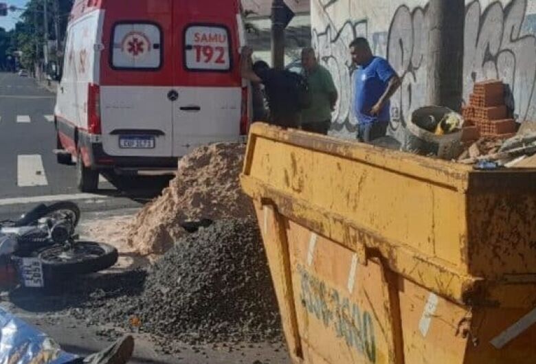Motociclista morre após colidir com caçamba de entulho