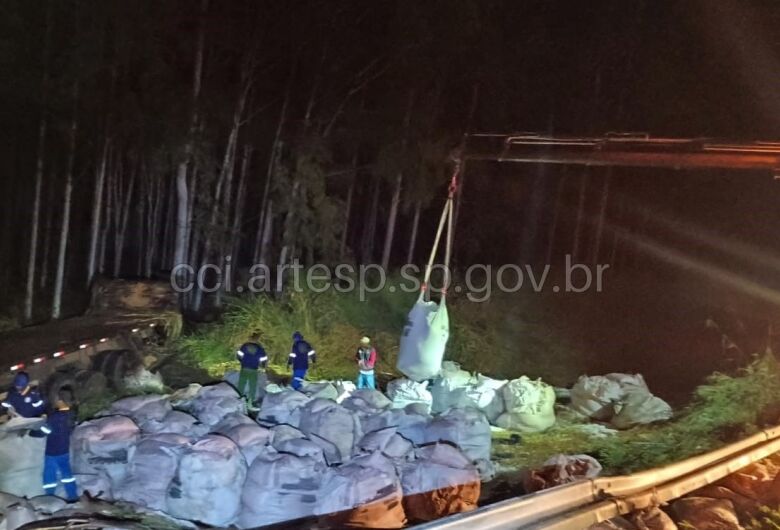 Bitrem carregado com 48 toneladas de açúcar tomba na Washington Luís 