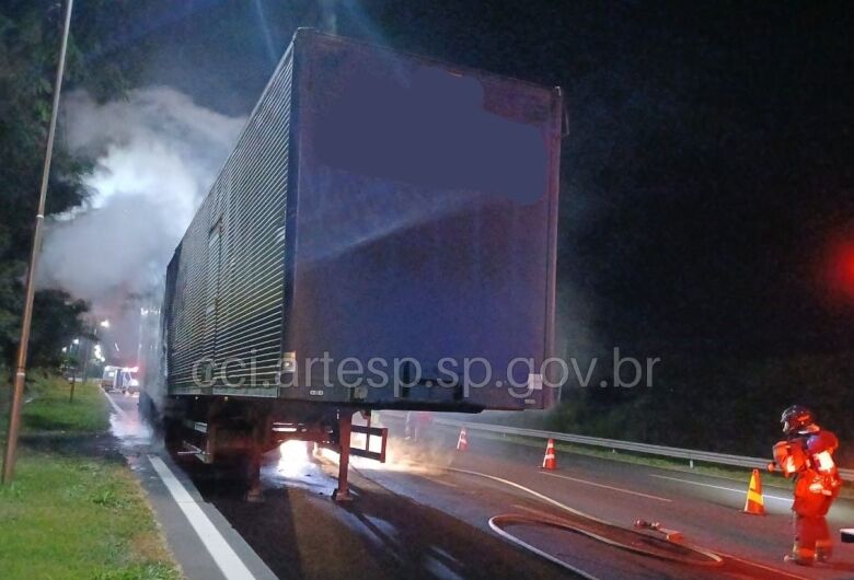 Carreta pega fogo na rodovia SP-330