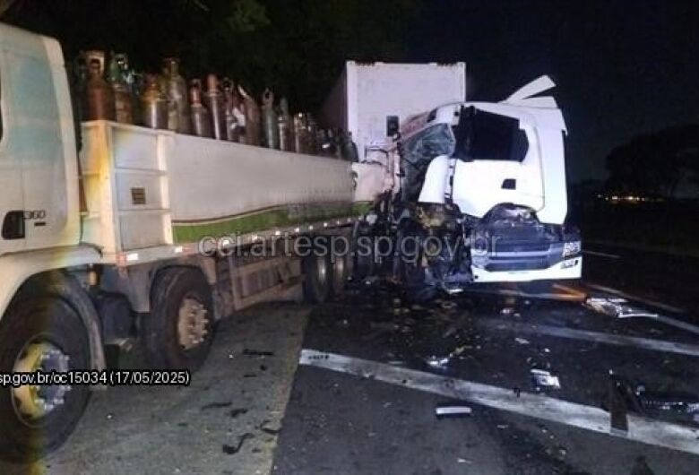 Colisão traseira entre caminhões é registrada durante a madrugada na Washington Luís