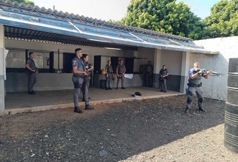 Policiais do 37º Batalhão realizam treinamento em estande de penitenciária