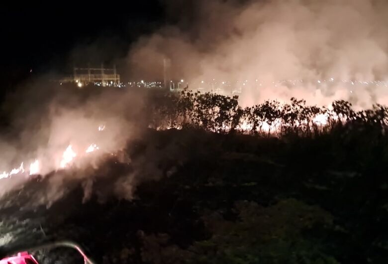 Defesa Civil de Ibaté controla incêndio de grandes proporções no bairro Domingos Valério