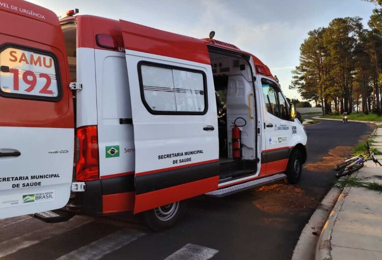 Acidente entre carro e bicicleta deixa mulher ferida na Vila Isabel