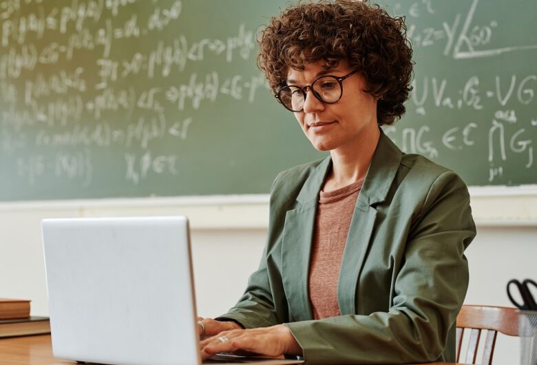 Professores da rede pública podem aprender programação e ciência de dados em curso gratuito online