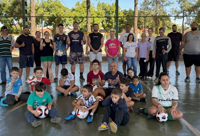 Projeto inclusão: Elton Carvalho entrega kit esportivo