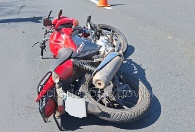 Motoboy morre após colisão traseira com caminhão carregado com refrigerantes 