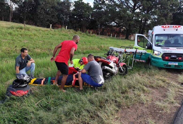 Motociclista desvia de caminhão e sofre queda na SP-310, região do Embaré