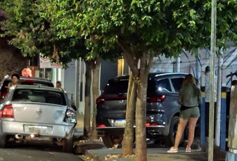 Motorista bate em carros parados e cerca de estacionamento no Centro