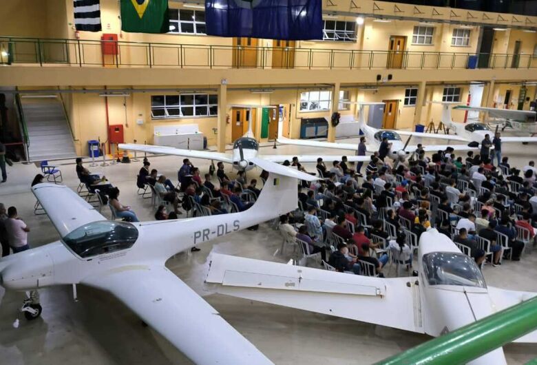 IFSP São Carlos realiza Semana da Aeronáutica aberta a comunidade externa