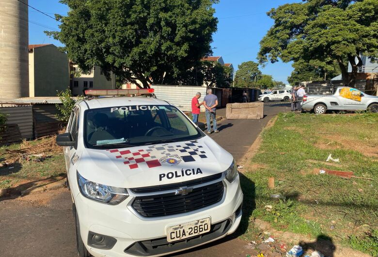 Homem é encontrado morto com marcas de violência 