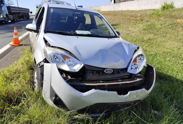 Colisão traseira causa danos em dois veículos na SP-310