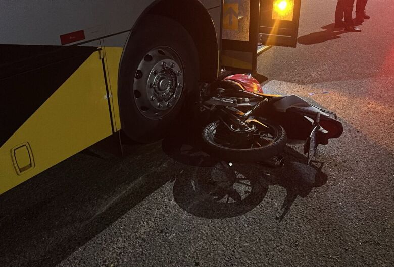 Moto vai parar embaixo de ônibus após colisão no Eduardo Abdelnur