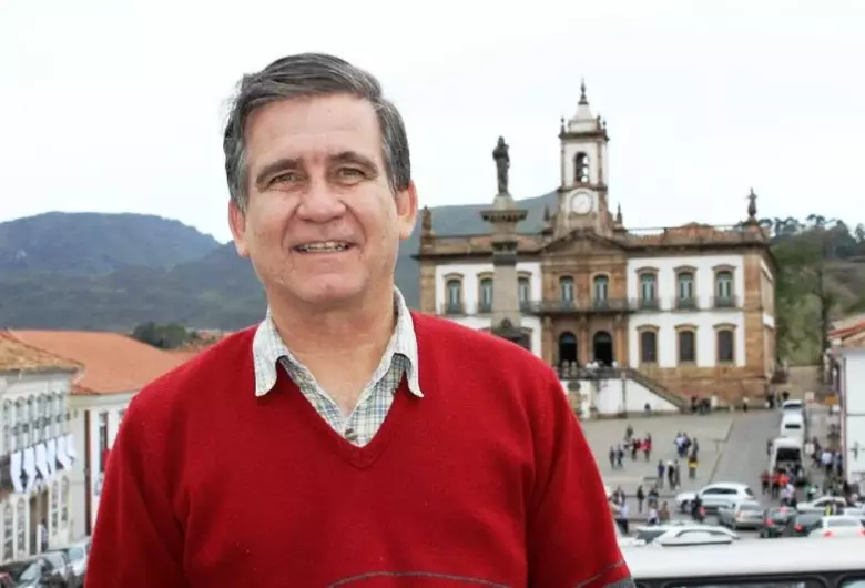 Professor Ney Vilela lança em São Carlos livro que conta a história do teatro brasileiro