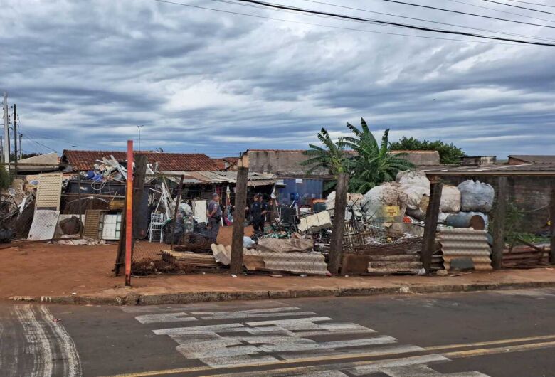 Depósitos de sucatas são interditados durante operação em São Carlos