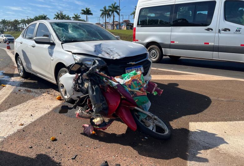 Motociclista morre em colisão com carro na Rodovia SP-255