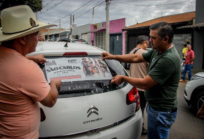 Durante "adesivaço", Bira afirma que estrutura do rodeio começa a ser montada nos próximos dias 