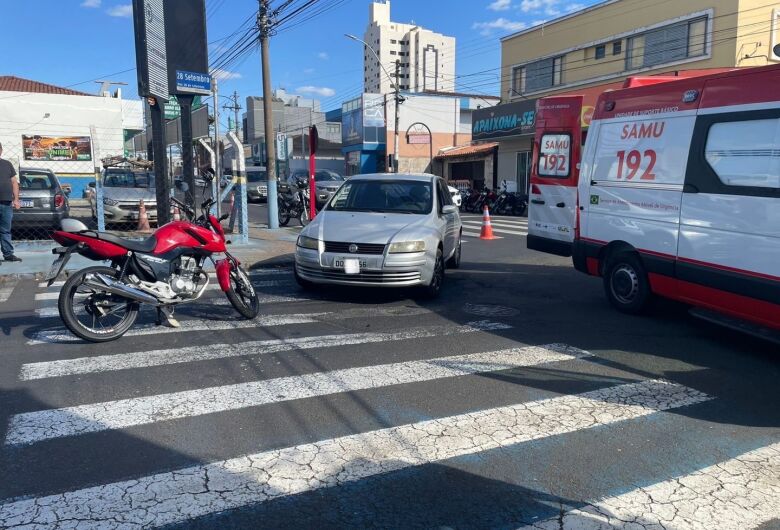 Motociclista fica ferido em colisão na Avenida São Carlos
