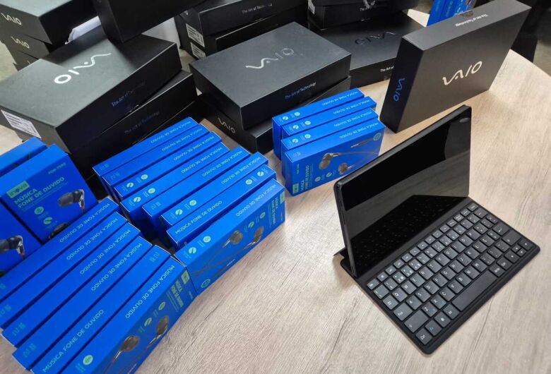 Prefeito Netto Donato entrega tablets para alunos da EMEB Janete Lia