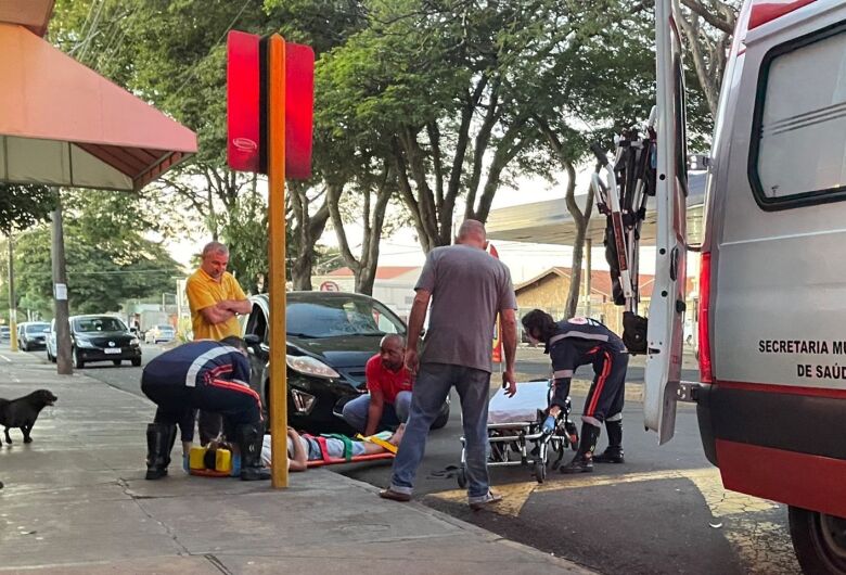Ciclista fica ferido após colidir contra porta de carro 