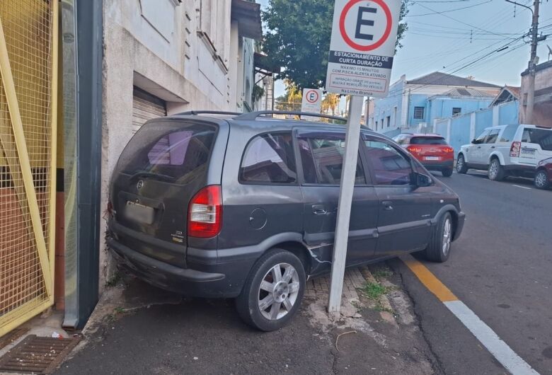 Susto na região central: carro sem freio atinge parede de imóvel