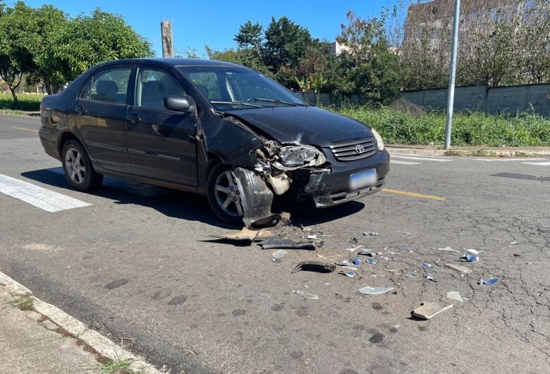Colisão entre dois carros é registrada no Jardim Munique


