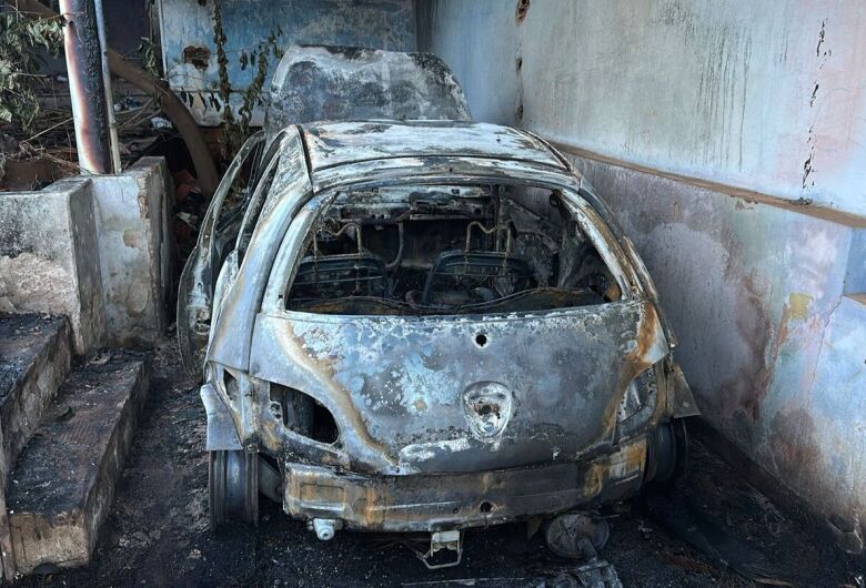 Carro é destruído por incêndio em residência desabitada em São Carlos