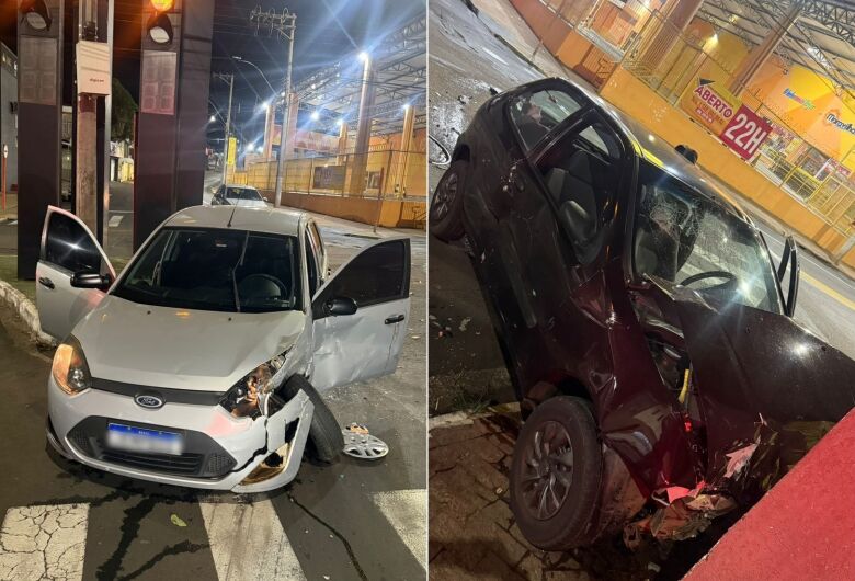 Carros batem em cruzamento no Centro